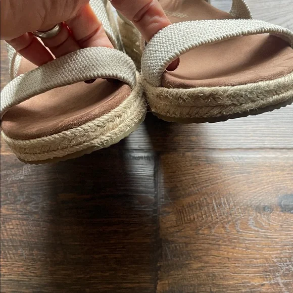 Skechers Women's Cream Sandals - Picture 3 of 5